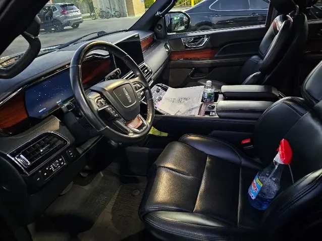 Lincoln Navigator interior