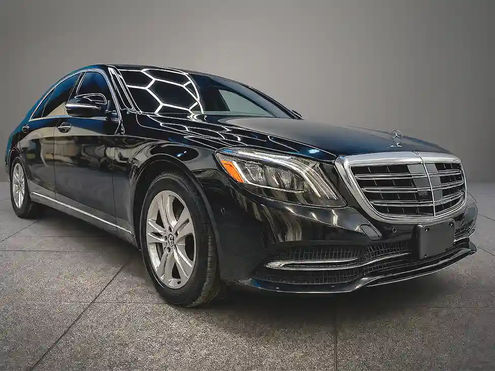 Mercedes in grey room S